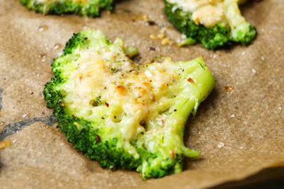 Smashed Brokkoli mit Parmesan überbacken