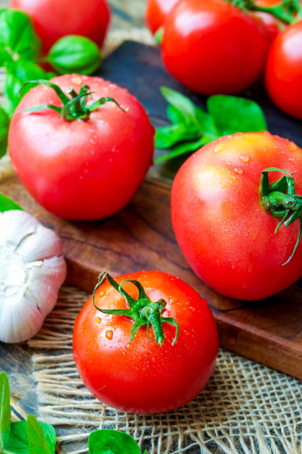 Regionale Tomaten, Knoblauch und frische Kräuter