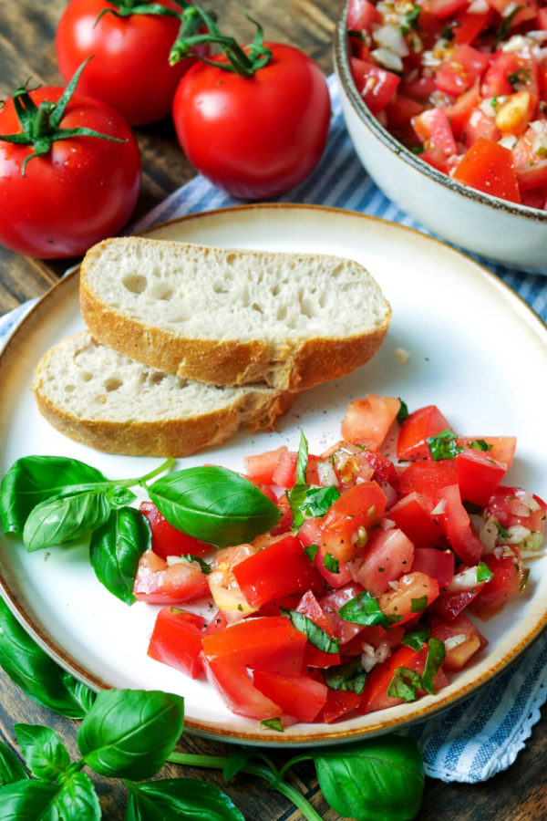 Tomatensalat mit Zwiebeln und Basilikum zu Ciabatta