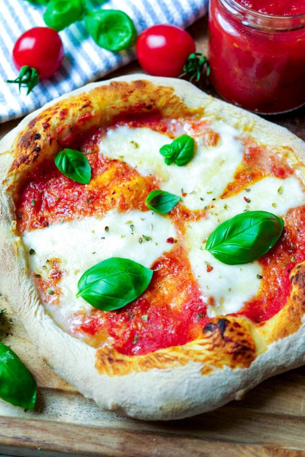 Pizza Margherita mit Tomatensauce und Mozzarella