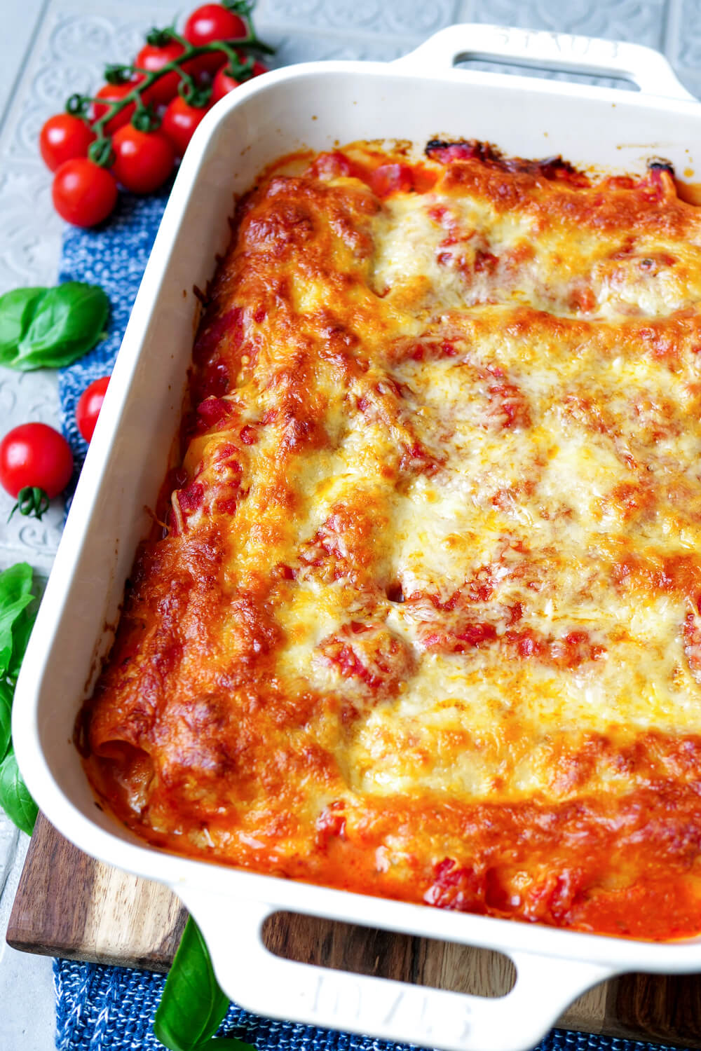 Cannelloni Tomate-Mozzarella mit Käse überbacken in der Auflaufform