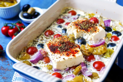 Kritharaki-Auflauf mit Feta, Oliven, Peperoni, Tomaten und cremiger Sauce