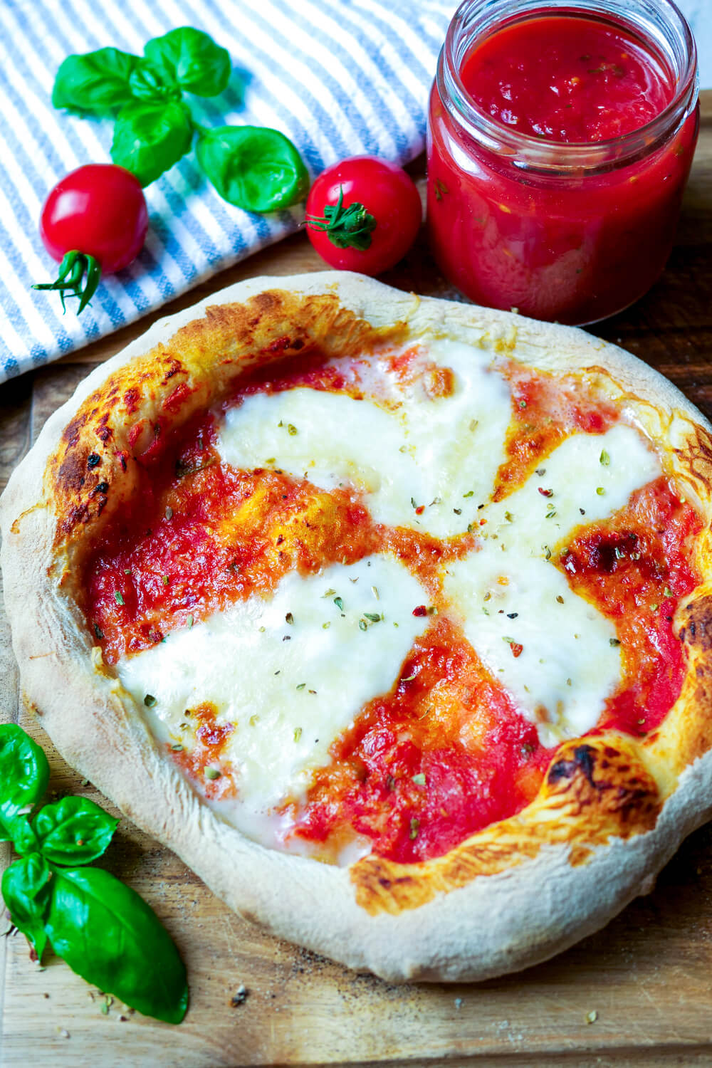 Pizza Margherita mit Tomatensauce und Mozzarella