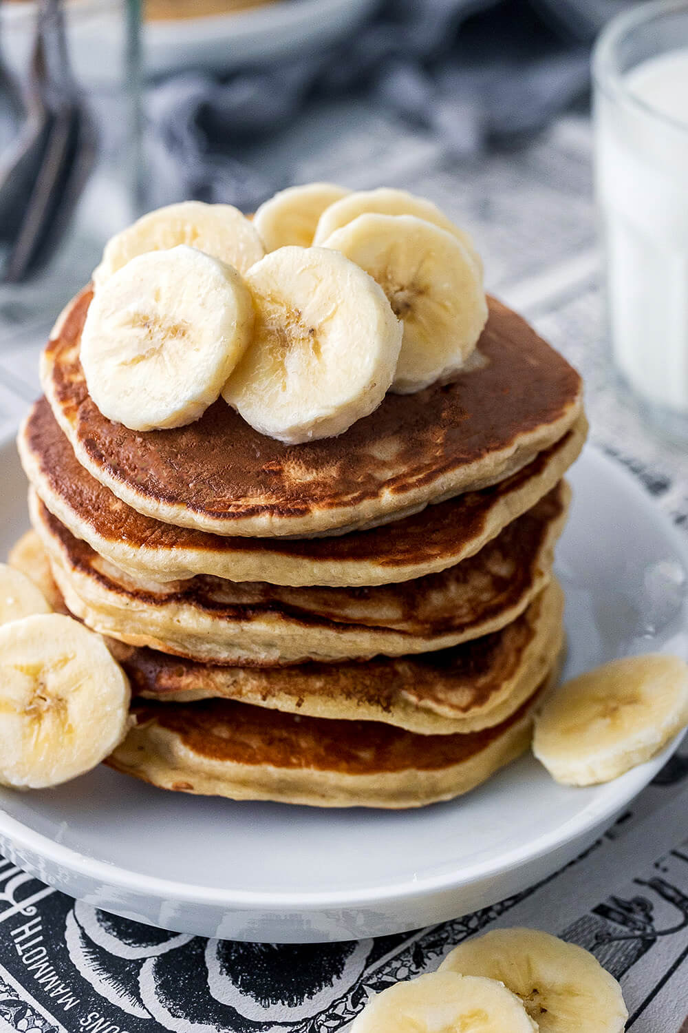 Fluffige Bananen-Pancakes mit Bananenscheiben dekoriert