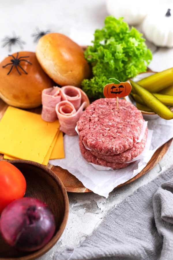 Hackfleisch-Patties, Schinken, Burgerbrötchen und Käse
