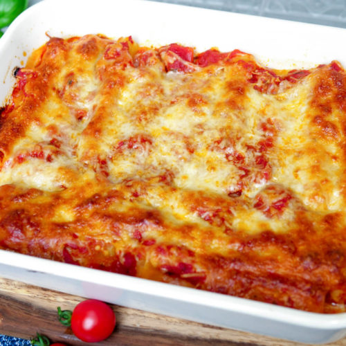 Cannelloni Tomate-Mozzarella mit Käse überbacken in der Auflaufform