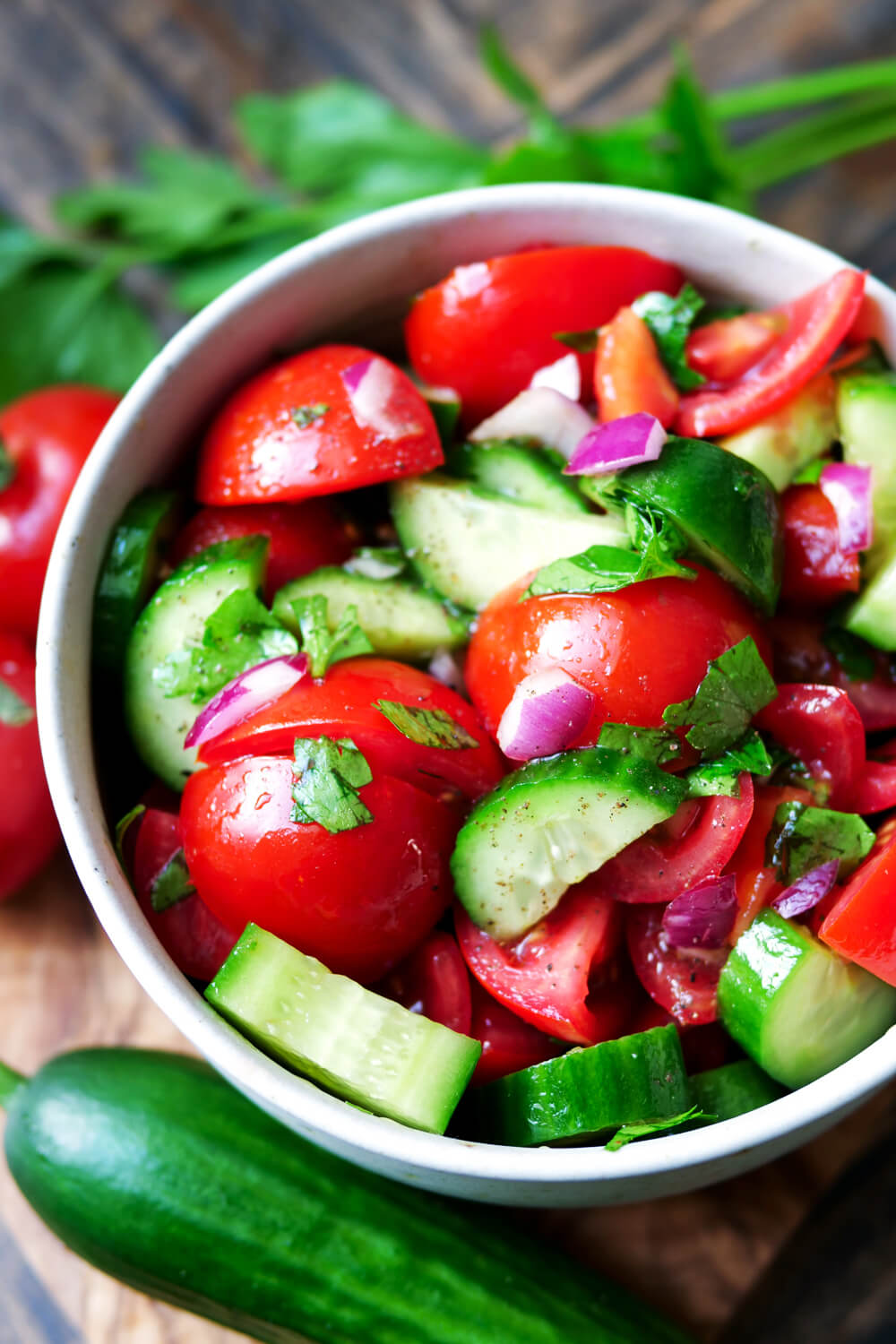 Tomaten-Gurken-Salat mit roter Zwiebel und Dressing