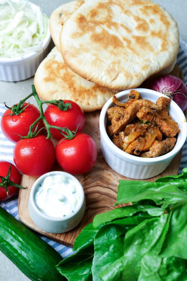 Gyros-Fleisch, Pita-Brote, Tomaten, Gurken, Tzatziki und Krautsalat
