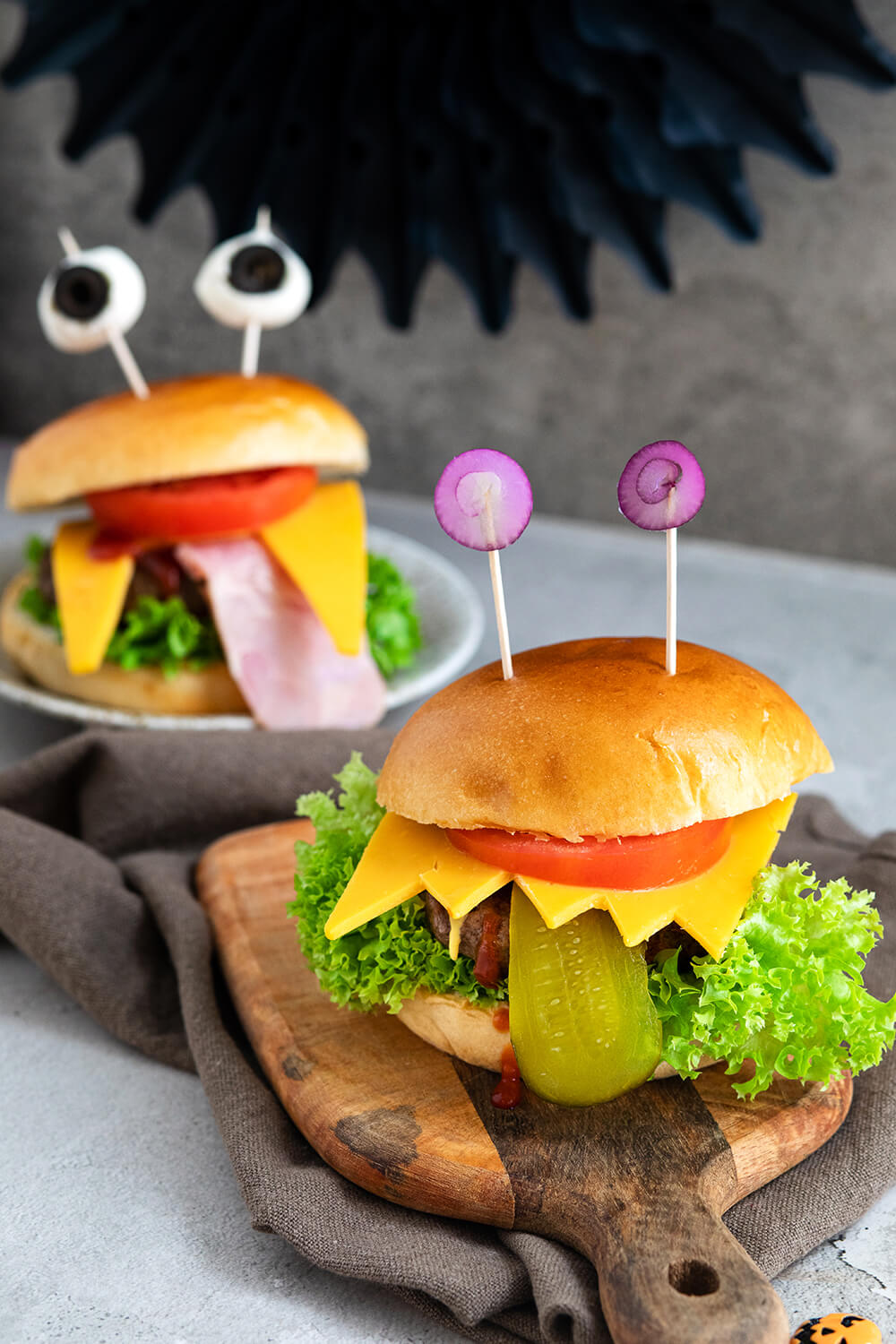 Halloween-Burger mit Käse, Gurken und Hackfleisch-Patties