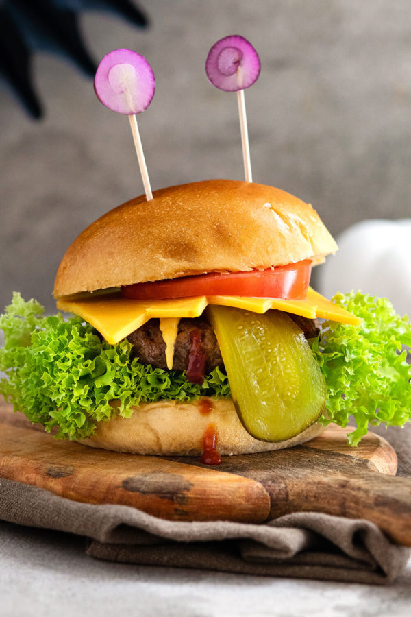 Halloween-Burger mit Käse, Gurken und Hackfleisch-Patties