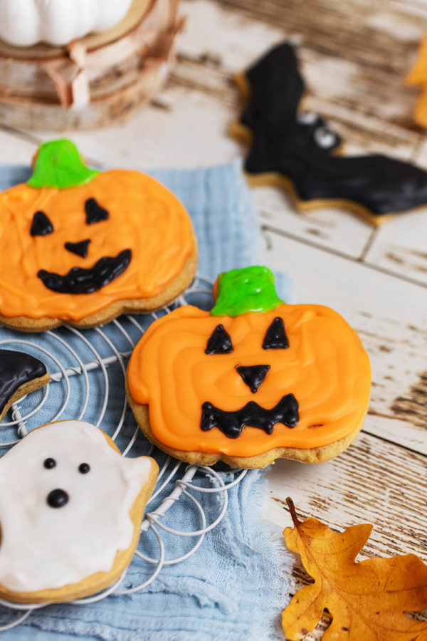 Bunt verzierte Halloween-Kekse mit Kürbis- Fledermaus und Geist-Motiven