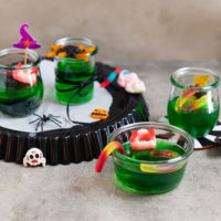 Halloween-Wackelpudding mit Süßigkeiten dekoriert