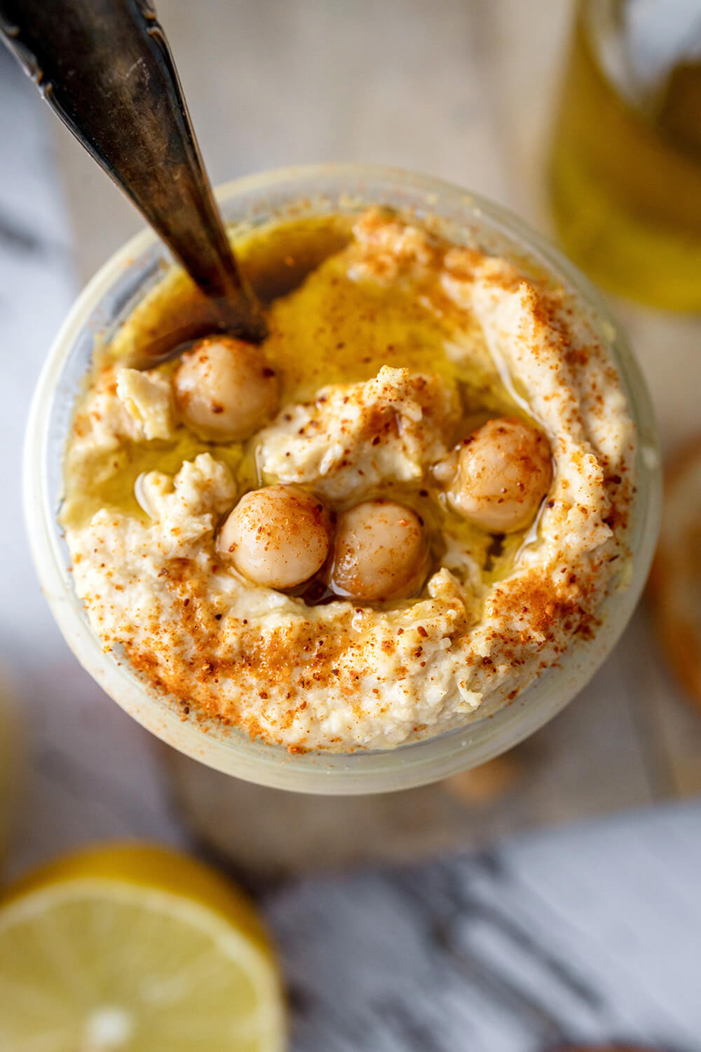 Hummus Dip mit Kichererbsen und Tahin im Glas