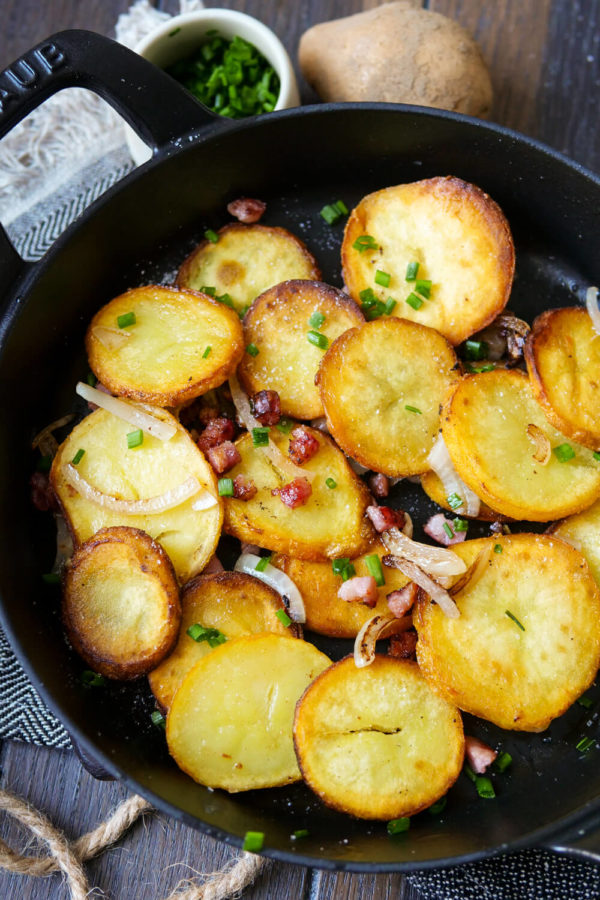 Knusprige Bratkartoffeln mit Zwiebeln und Speck in der Pfanne