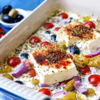 Kritharaki-Auflauf mit Oliven, Peperoni, Tomaten und cremiger Sauce