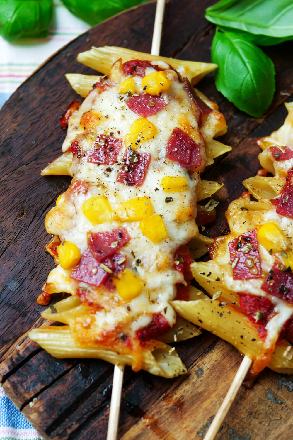 Pizza-Pasta-Sticks mit Mais, Salami und Käse