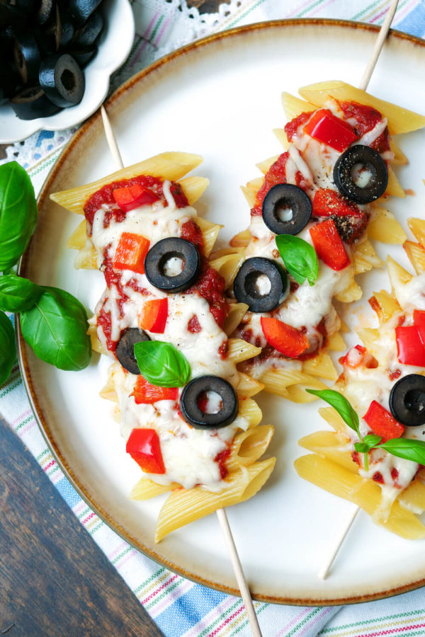 Pizza-Pasta-Sticks mit Oliven, Paprika und Käse