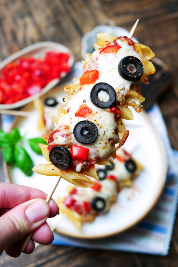Pizza-Pasta-Sticks mit Oliven, Paprika und Käse