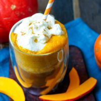 Pumpkin Spice Latte mit Sahne im Glas