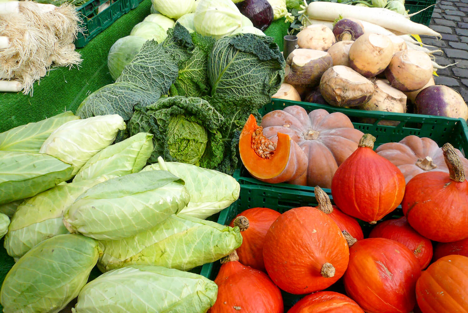 Marktstand mit frischem Gemüse im Herbst
