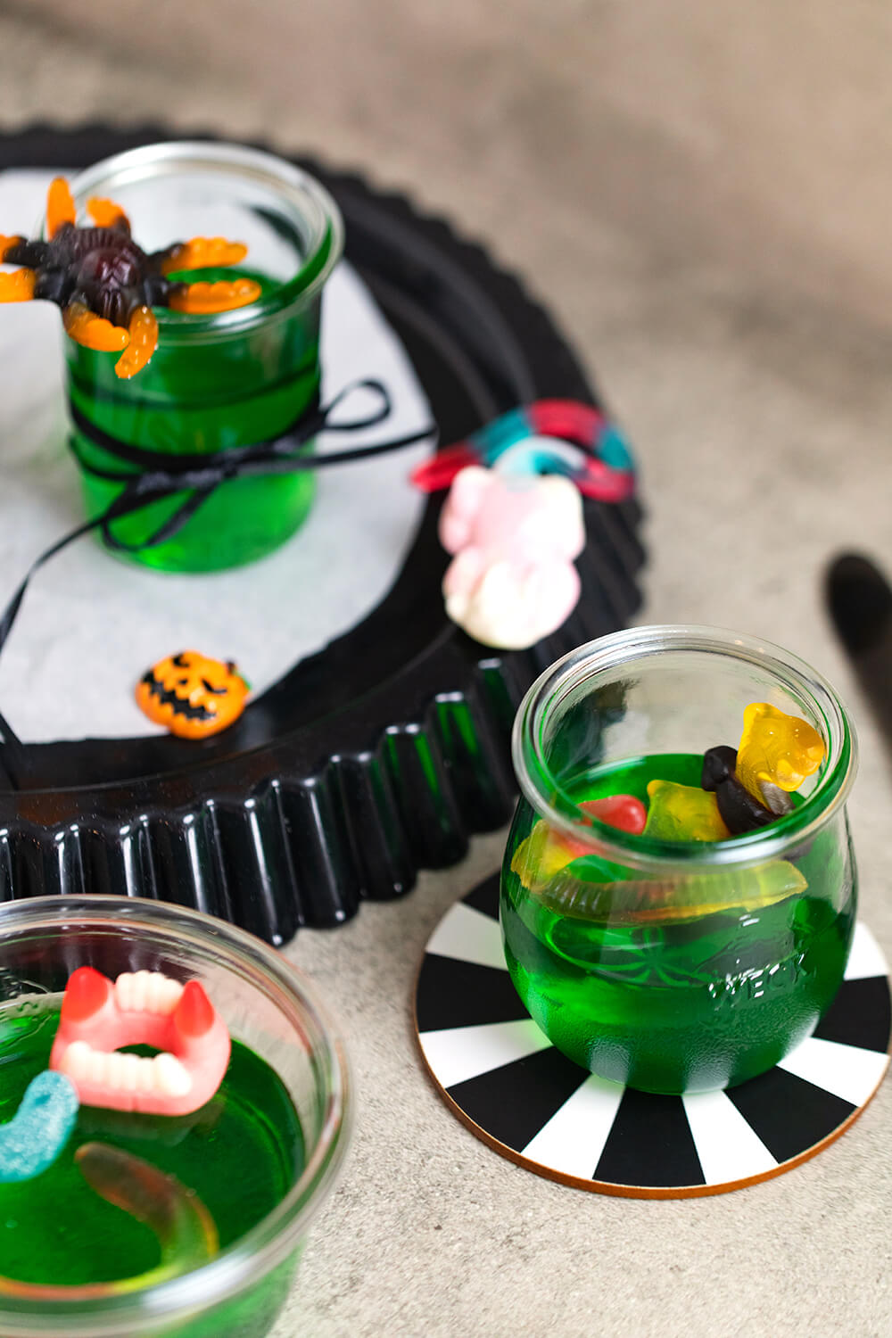Halloween-Wackelpudding mit Süßigkeiten dekoriert