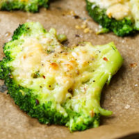 Smashed Brokkoli mit Parmesan überbacken