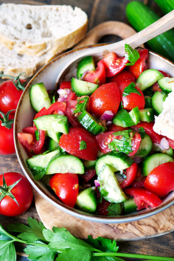 Tomaten-Gurken-Salat mit roter Zwiebel und Dressing
