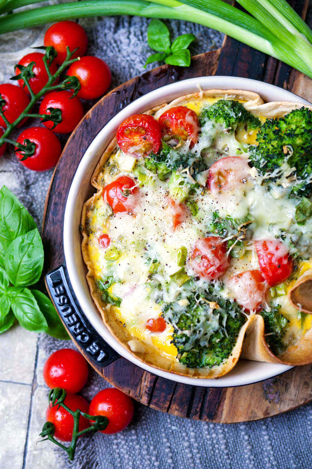 Wrap-Quiche mit Brokkoli, Tomaten und Käse überbacken