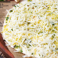 Tortilla-Wrap mit Marinade bestrichen und mit Käse belegt