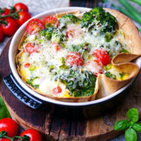 Wrap-Quiche mit Brokkoli, Tomaten und Käse überbacken