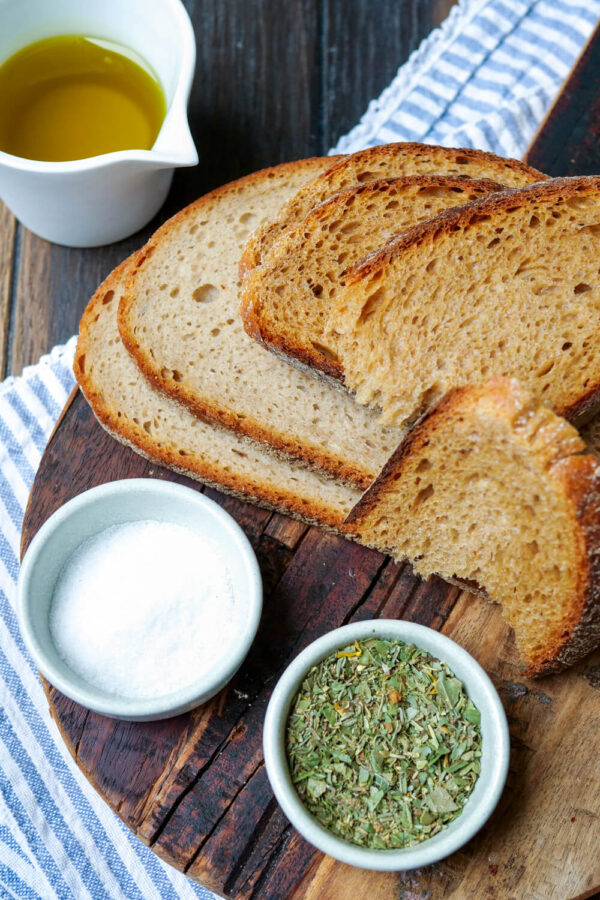 Brot, Olivenöl, Gewürze