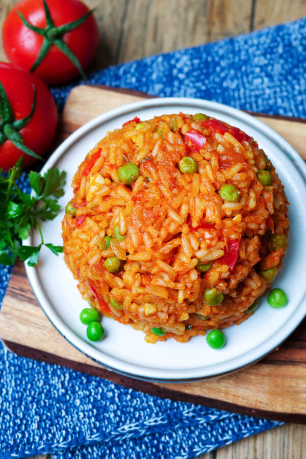 Djuvec-Reis mit Paprika, Tomaten und Erbsen auf dem Teller