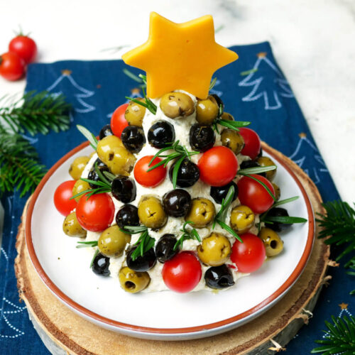 Frischkäse-Tannenbaum mit Oliven, Tomaten, Rosmarin und Käse-Stern