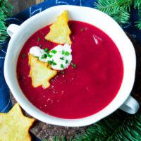 Rote Bete Suppe mit Meerrettich, Schnittlauch und Kartoffeln
