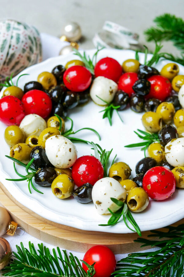 Antipasti-Kranz mit Oliven, Tomaten und Mozzarella für Weihnachten