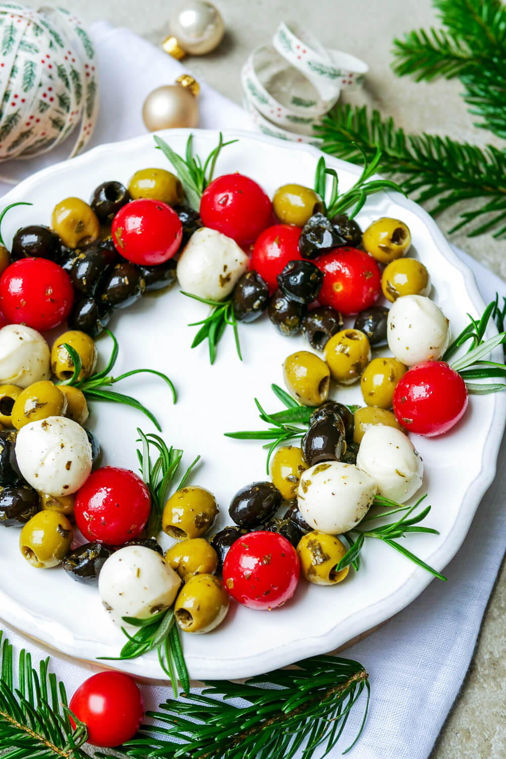 Antipasti-Kranz mit Oliven, Tomaten und Mozzarella für Weihnachten