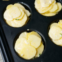 Kartoffelscheiben mit Knoblauchbutter in der Muffinform