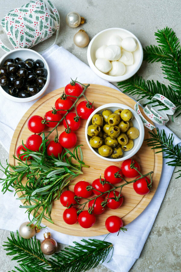 Kirschtomaten, Oliven, Mini-Mozzarella und Rosmarin