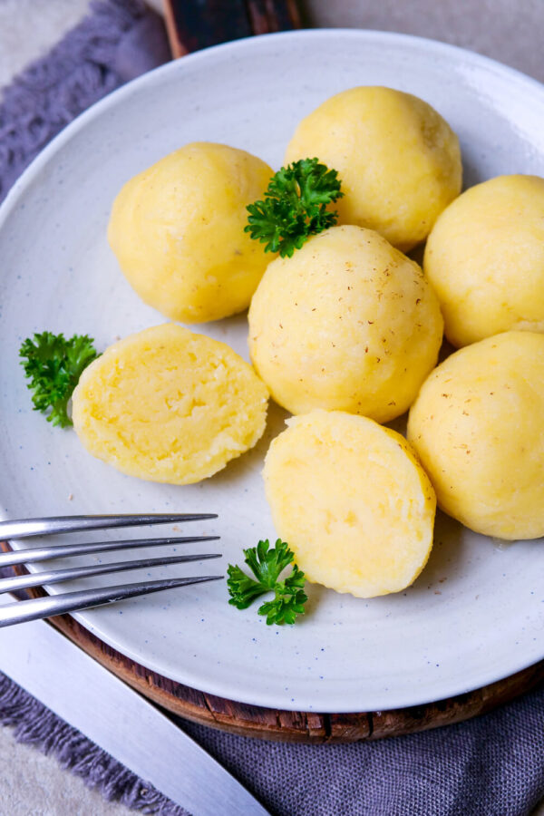 Kartoffelknödel mit Petersilie auf dem Teller