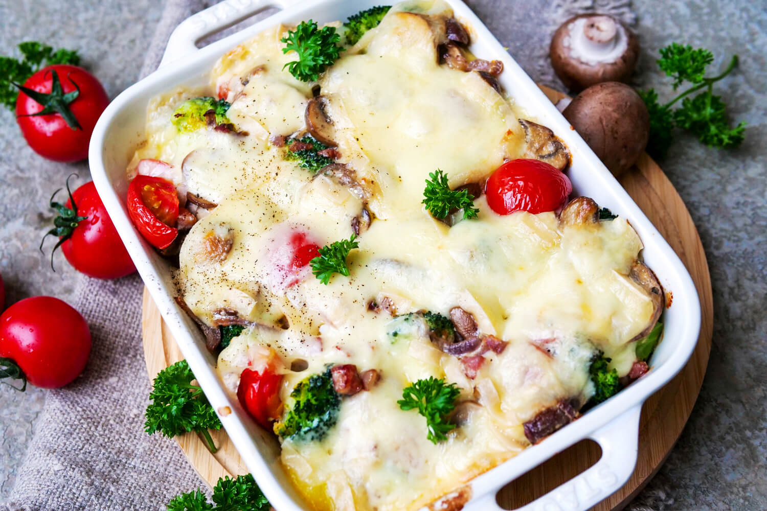 Raclette-Auflauf mit Brokkoli, Champignons, Kartoffeln, Tomaten und Raclette-Käse