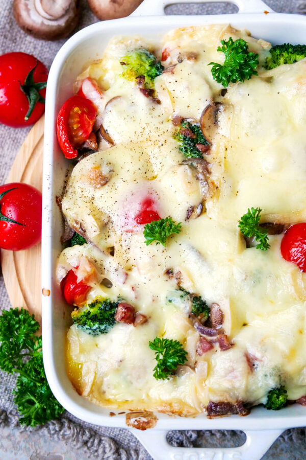 Raclette-Auflauf mit Brokkoli, Champignons, Kartoffeln, Tomaten und Raclette-Käse