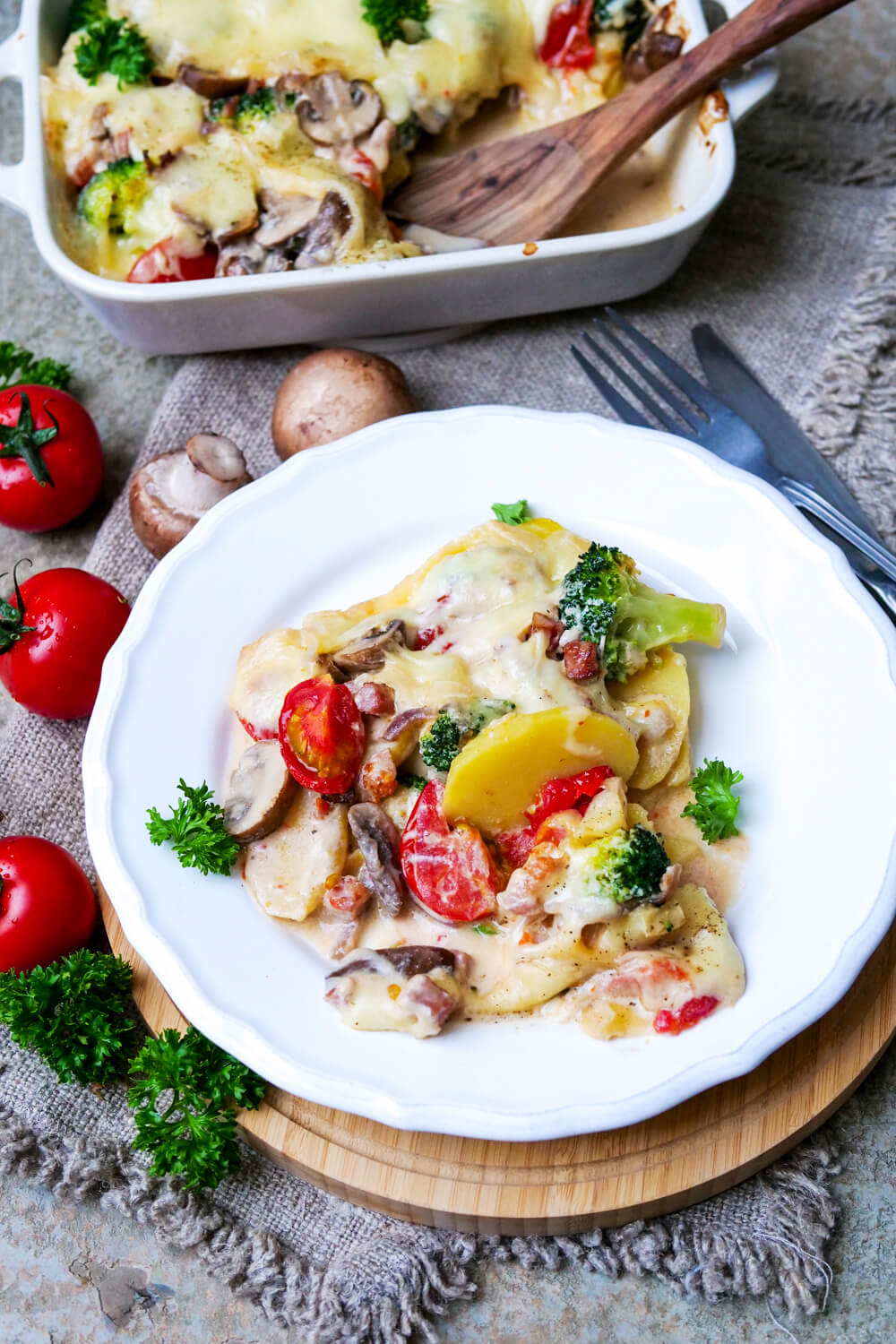 Raclette-Reste-Auflauf mit Brokkoli, Champignons, Kartoffeln, Tomaten und Raclette-Käse