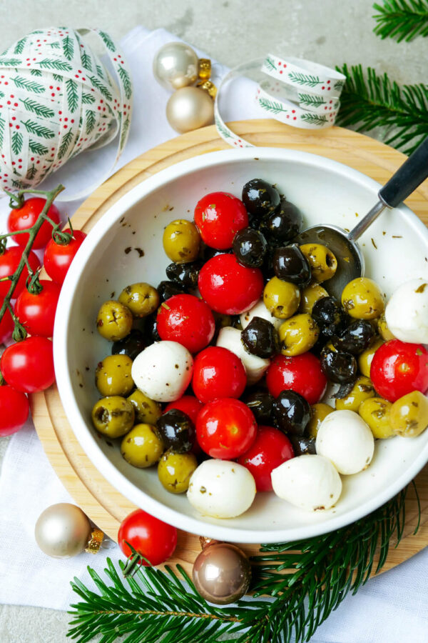 Oliven, Tomaten und Mozzarella in der Schüssel