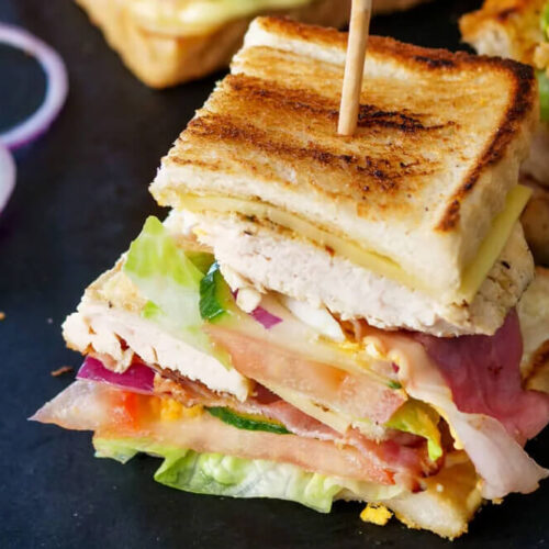 New York Club Sandwich mit Hähnchen, Speck und Ei