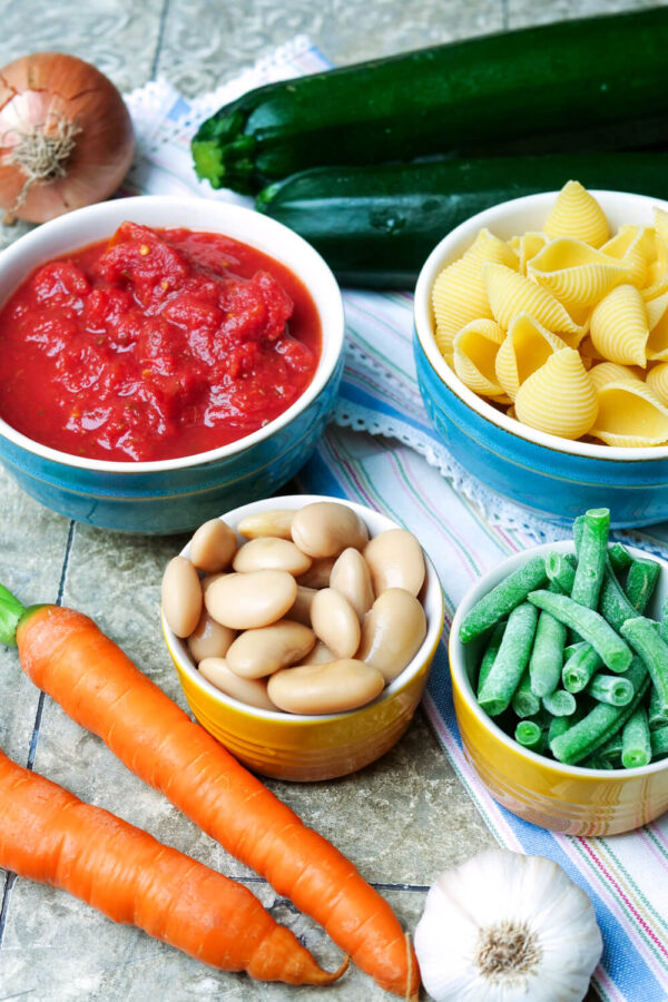 Zutaten für italienische Gemüsesuppe Minestrone