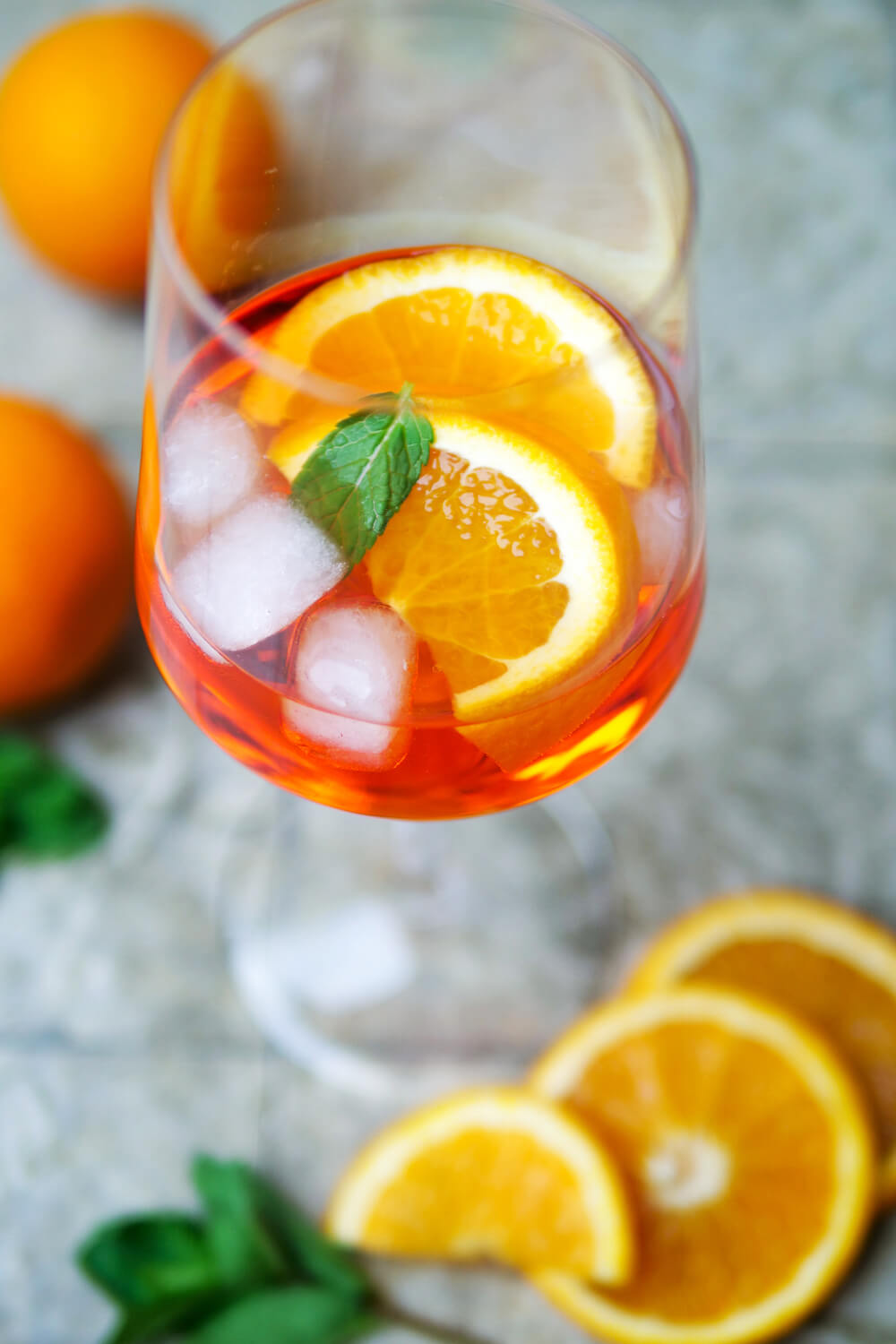 Aperol Spritz mit Orange und Minze im Glas