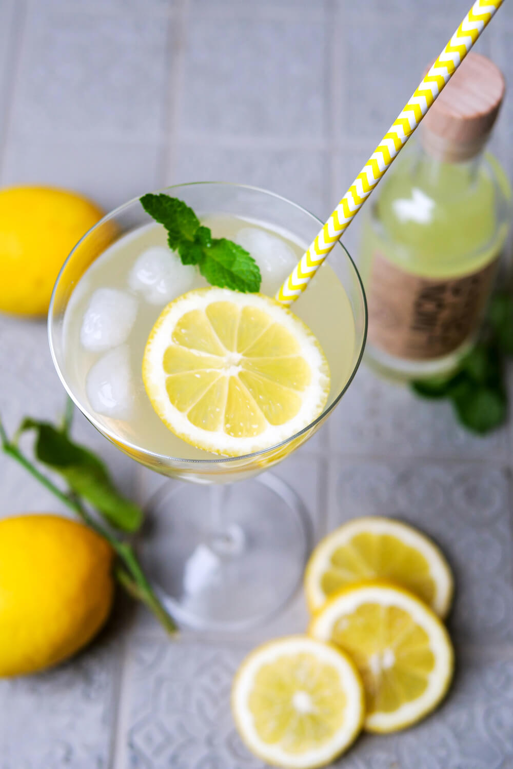 Limoncello Spritz mit Zitrone im Glas