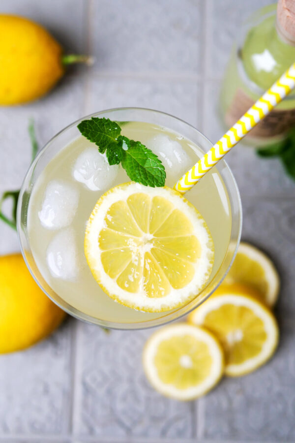 Limoncello Spritz mit Zitrone im Glas