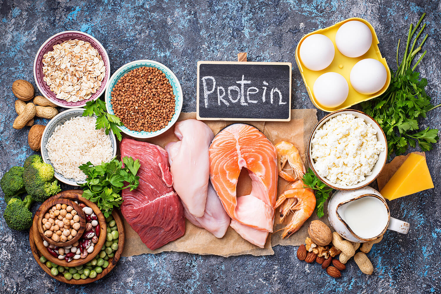 Gesunde proteinreiche Lebensmittel mit Kreideschild, das mit Protein beschrieben ist