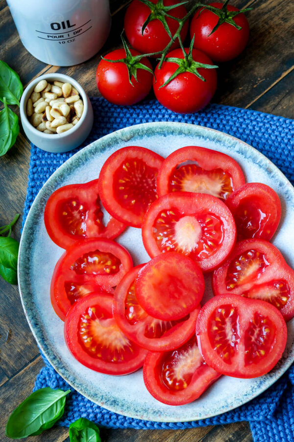 Tomatenscheiben auf dem Teller